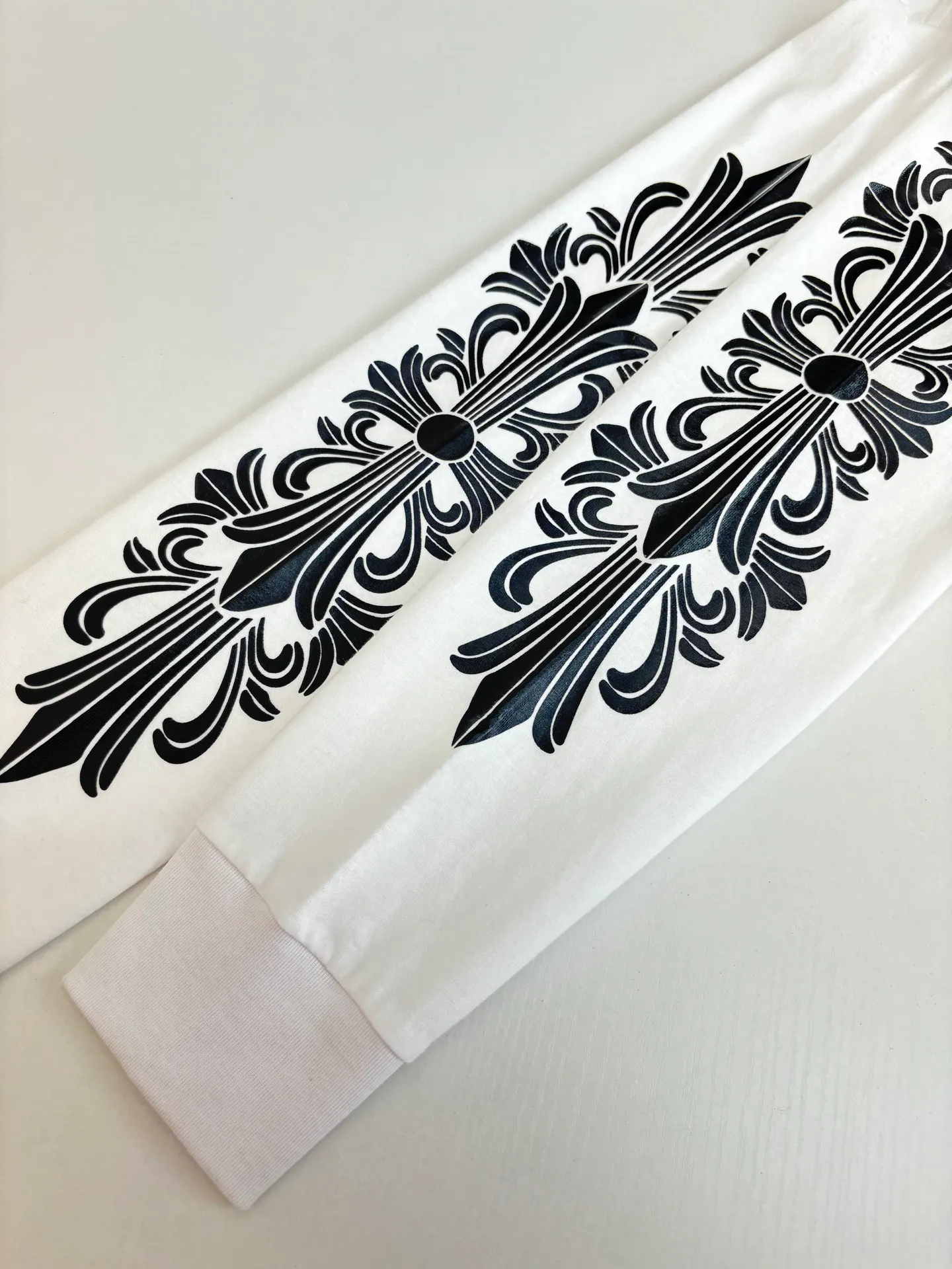 P310 Chrome Heart*/Chrome Heart CH/Aspen Graffiti limited long sleeves. The fabric is made of 26-woven 220g cotton. The printing is ink printing. Customized accessories Size: S/M/L
